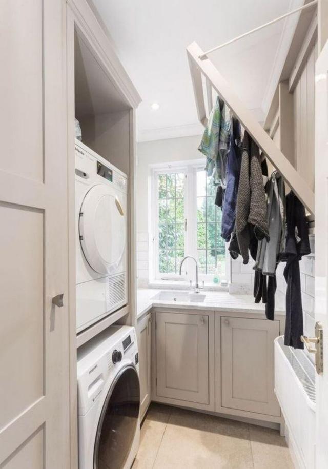 几乎每套房子里都有一个独立洗衣房,洗衣机,水池还有收纳柜以及晾衣架