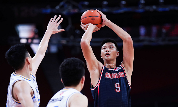 喜报易建联荣获历史篮板王称号首节25分4板奉献霸气劈扣