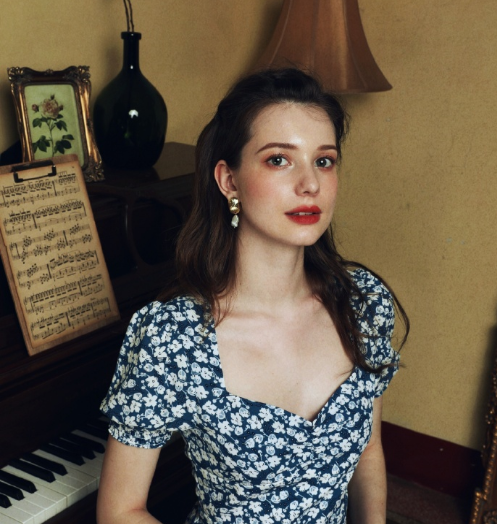 《囧妈》里的娜塔莎让人印象深刻,其实她还有这个身份_腾讯新闻