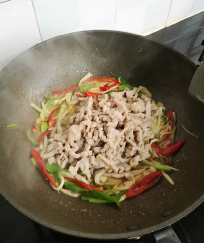 炒肉絲怎麼炒才嫩滑不粘鍋做個杏鮑菇青紅辣椒炒肉絲好下飯