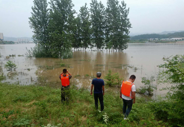 【大楚网】 湖北一村支书巡查河堤被洪水冲走失联48小时 当地扩大搜救范围大楚网,湖北,村支书,巡查,河堤