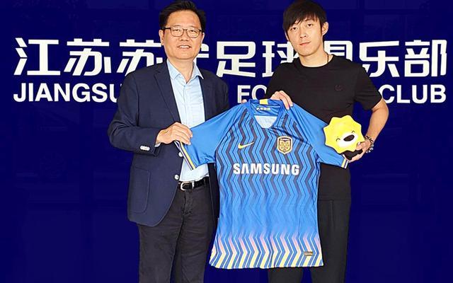 16赛季结束之后,张诚随权健夺得中甲冠军,升入了中超.