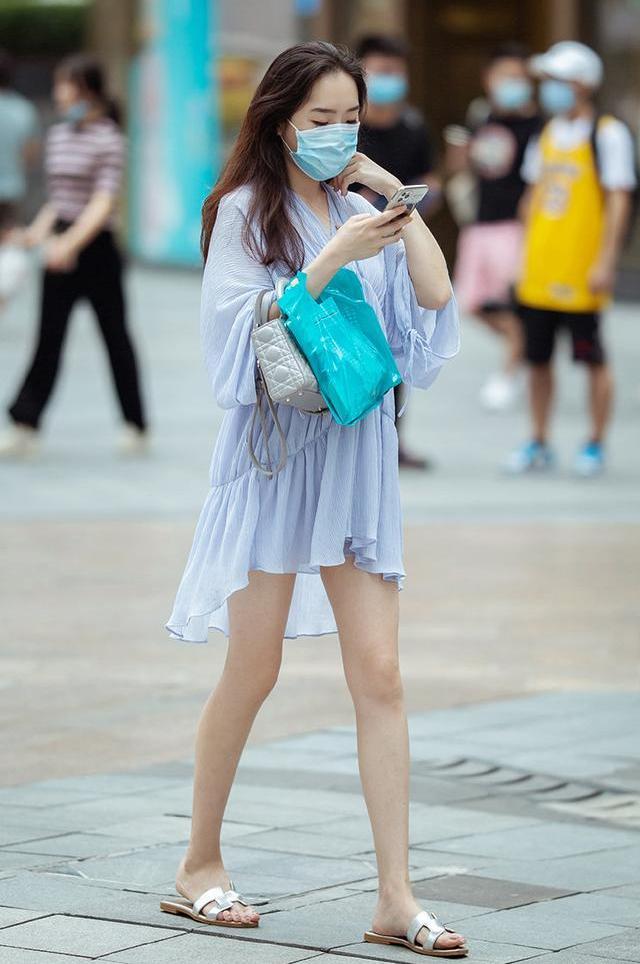 夏天逛街穿什么鞋子?这些美女穿平底凉拖鞋,清凉舒适逛街不累