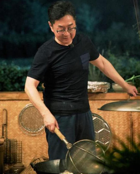 张绍刚年过半百健身成瘾,罕见曝光肌肉照,却被质疑ps