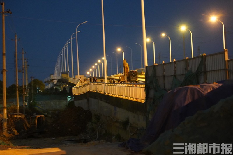 长沙捞刀河大桥人行道塌陷桥梁双向交通管制抢修
