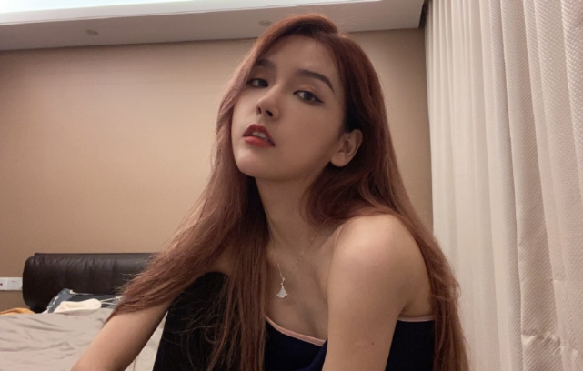 lpl美女解说rita晒美照!一身行头十几万!