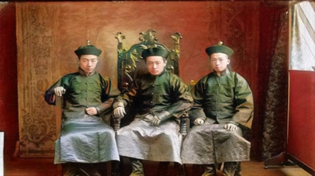 老照片:没落腐朽的满洲八旗子弟,提笼架鸟虚度光阴