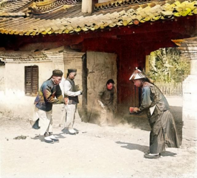 老照片:没落腐朽的满洲八旗子弟,提笼架鸟虚度光阴