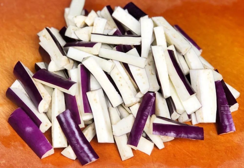 茄子别再炒着吃了,和它一起这样做,连吃3碗都不够!