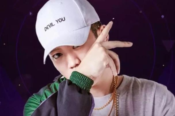 pgone贴心送粉丝福利李小璐自拍嘻哈范十足手势成重点