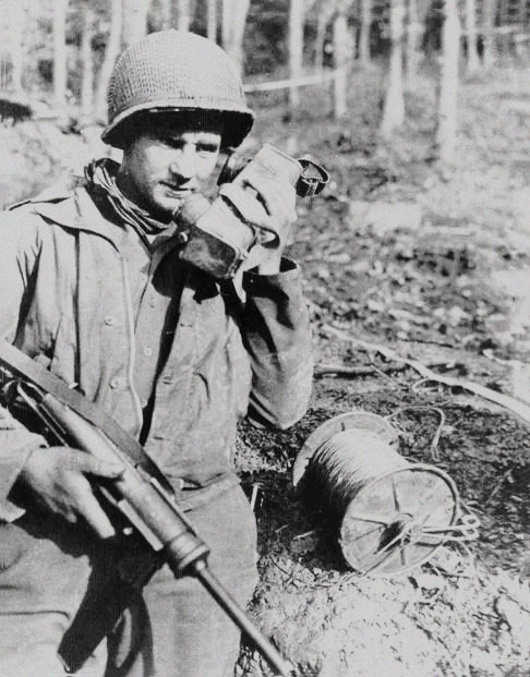 二战美军作战灵活的根源之步话机,现代对讲机的鼻祖_腾讯新闻