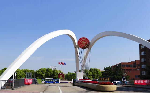华中科技大学文华学院的校门能经受得住二三十吨重的火车,不时还有