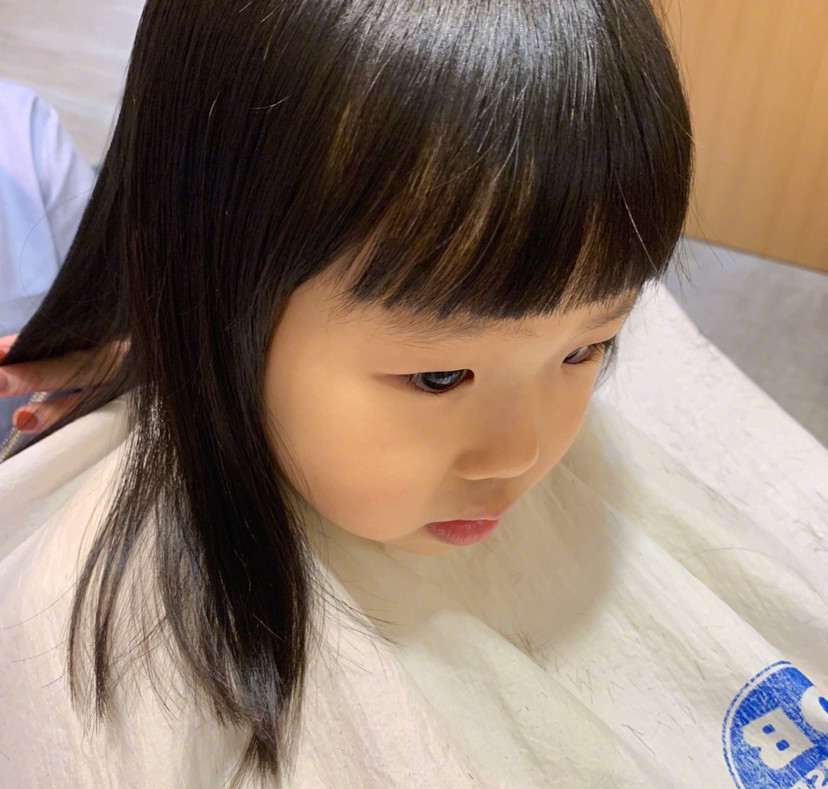 秦昊旧照曝光疑整容又黑又憨判若两人难怪女儿小米粒是单眼皮