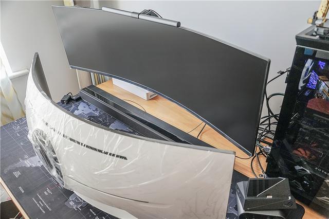 49英寸3291000r曲率的三星玄龙骑士g9超宽超弯显示器