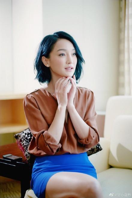 都是无领洋装惹的祸,45岁周迅发胖,近照翻车,两款发型来救一下