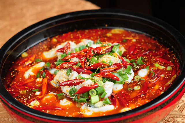 教你做一道川香风味的麻辣砂锅鱼,鱼肉鲜香四溢,越麻辣越好吃