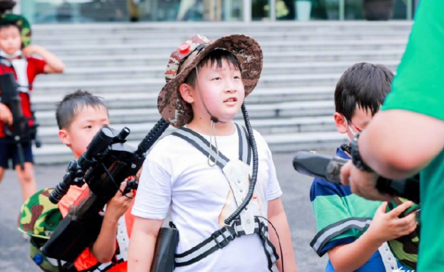 邹市明为儿子庆9岁生日,小胖子轩轩长大了,变得壮实不再呆萌|邹明轩