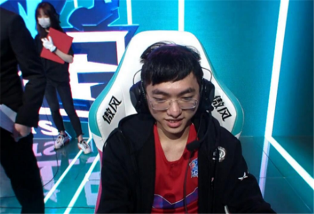 LNG圣枪哥mvp的动作有什么含义？网友称是女团跳舞片段