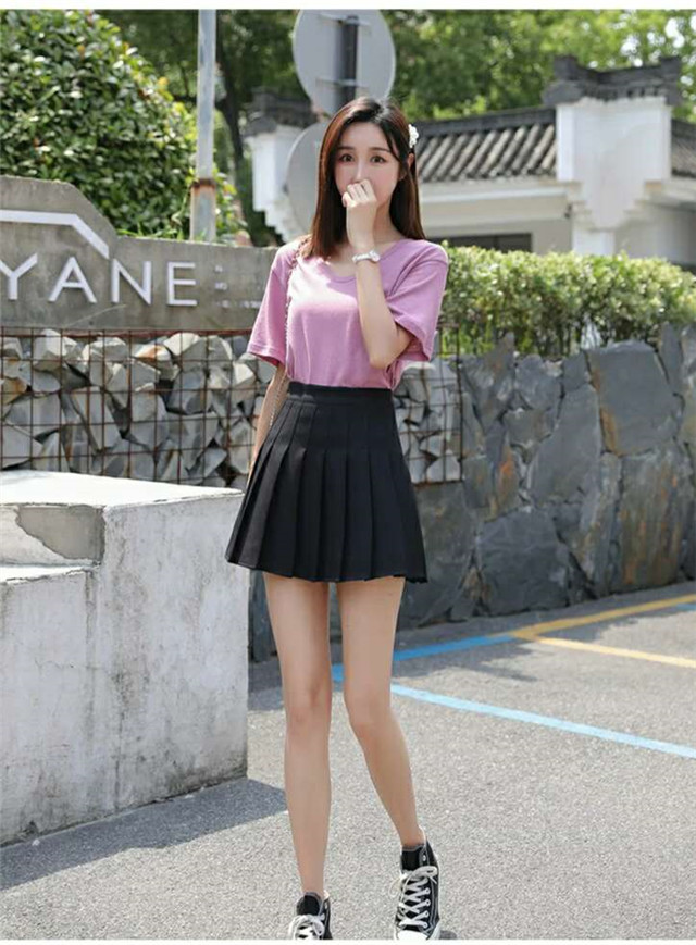 短款的百褶裙一定要有收腰,高腰的版型,身材好的女生可以穿件修身版型