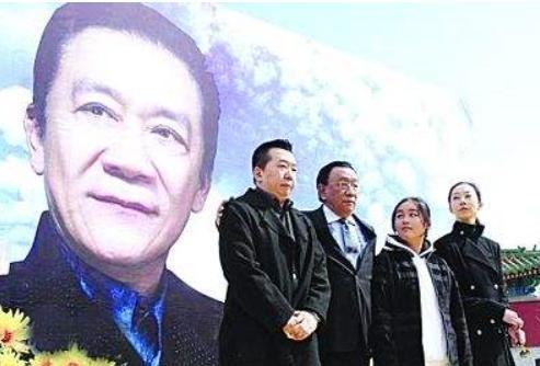 据说当时因为陈一嘉的年龄非常小,所以遭到侯耀文女儿侯瓒的反对.