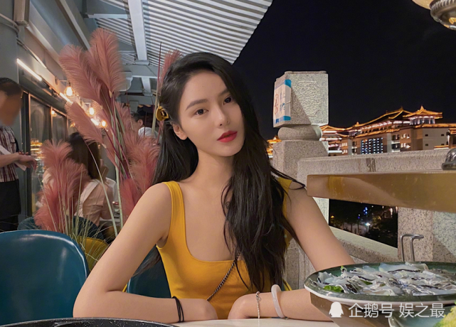 样去年杨馥宇还晒出了同一期参加节目的孙琦皓的合照已经是4年没见了