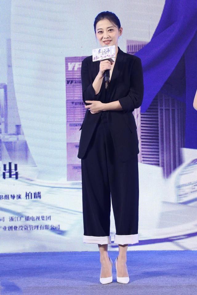 梅婷的气质感无敌了,穿黑色西装配阔腿裤,卷起裤脚意外时髦洋气