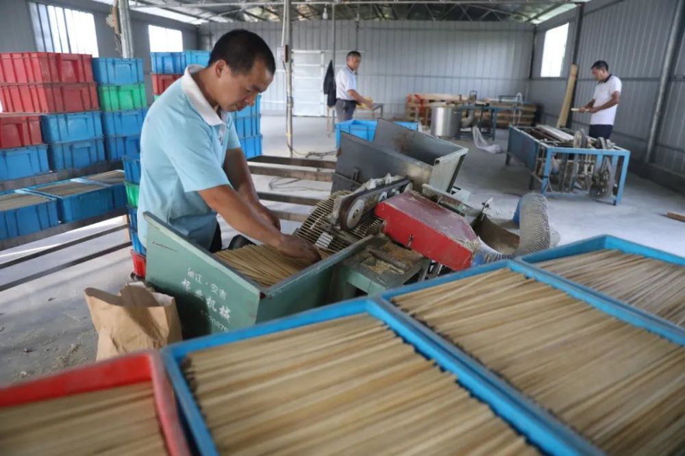 江西乡华生态农业科技有限公司延伸其产业链,加工生产做肉串的竹签