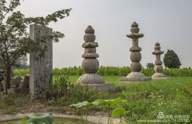 佛塔是由邳州民俗文化專家王如坤先生在興化寺遺址上覆建.