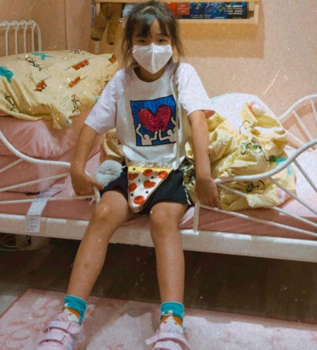 小s三女儿近照曝光,8岁的她暴风抽高,五官长开漂亮很多