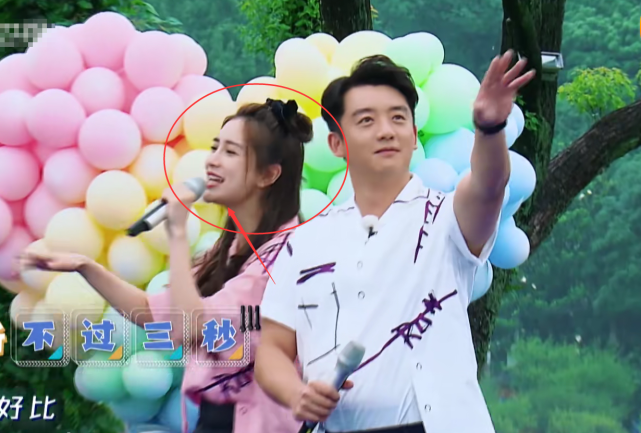 《跑男》杨颖郑恺合唱歌曲,当她深情演唱时,"饺子下巴"太抢镜