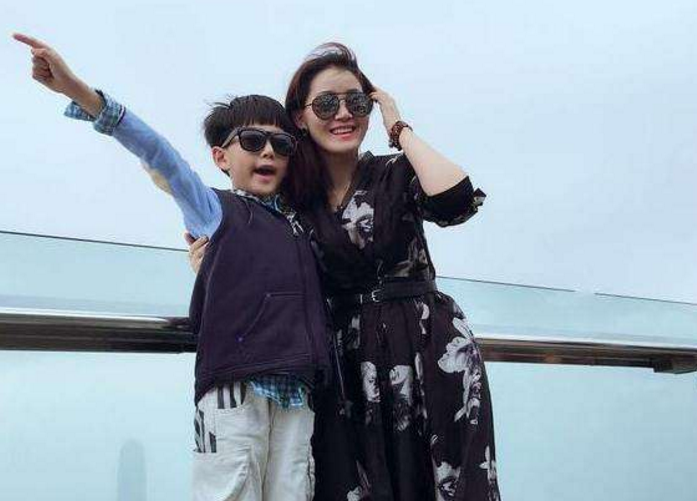 因戏而生情,23岁嫁大11岁国家一级演员;儿子太帅啦_腾讯新闻