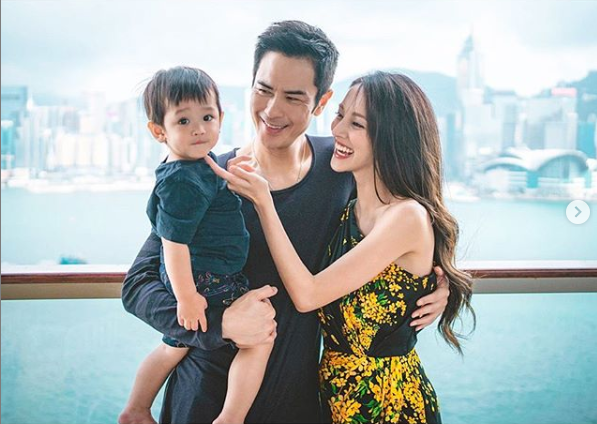 陈凯琳|陈凯琳生下二胎儿子，郑嘉颖“两年抱俩”，晒一家四口全家福