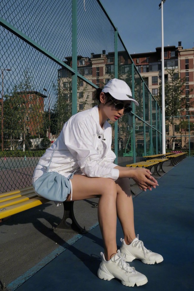 何雯娜晒娃近照,女儿小小一只神似爸爸梁超,当妈后何雯娜更会美