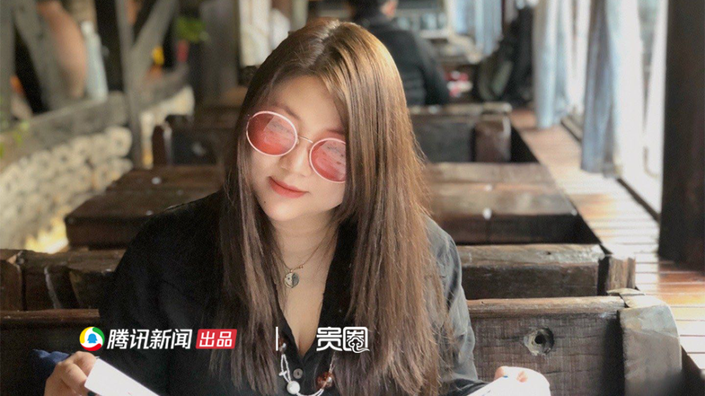 文 |郝琪编辑 | 露冷杨天真出现在直播间,一如既往的珠光宝气.