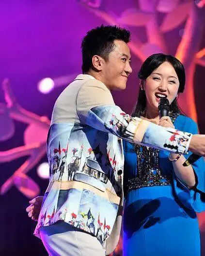 毛宁穿花色西装帅气有型,杨钰莹冻龄容颜惹人羡