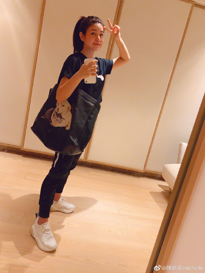 陈妍希|陈妍希晒一家三口合影，称老公白天拍戏，晚上陪儿子玩打架游戏