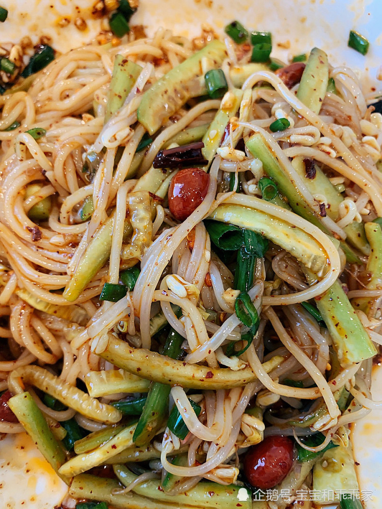 面条麻辣酸甜,菜码生脆爽口,这样的川味凉面看着就有食欲