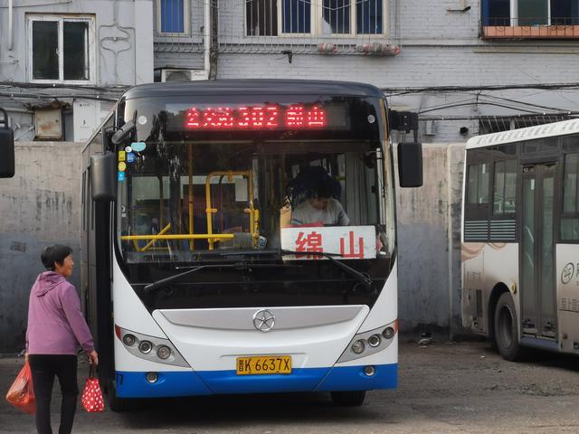 我選擇入住格林豪泰,格林豪泰和漢庭的路對面有個公交車停車場,介休