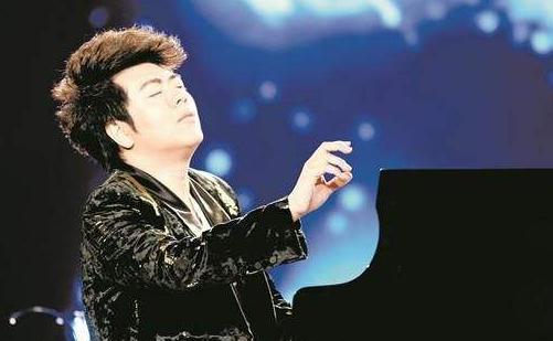 其实在此之前,就有网友发现,郎朗现在弹钢琴的表情和13岁的时候完全