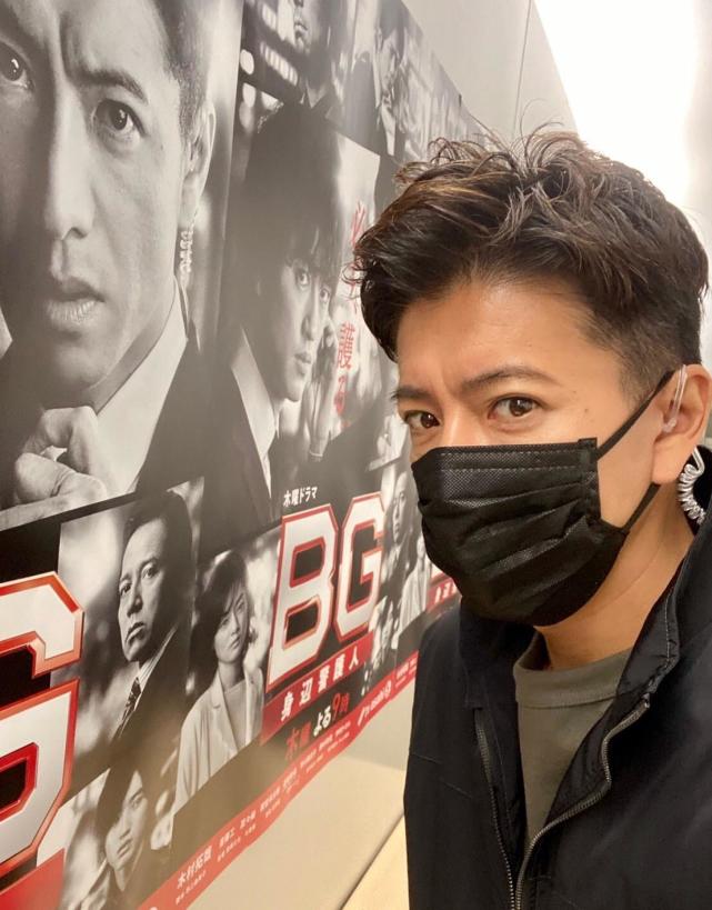 50岁工藤静香晒街拍,比乘风破浪的姐姐还酷;木村拓哉与自己海报合影