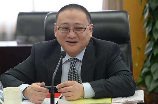 在《梅花三弄》播出后,某公司的董事长王文杉迷上了陈德容,于是开展