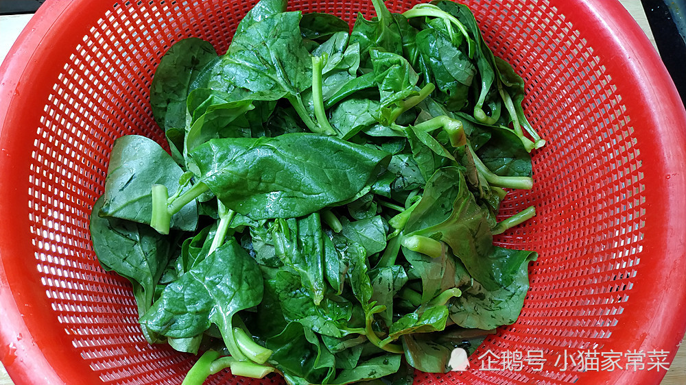 踏踏的,一般用新鲜的嫩叶和梢尖,这样做出来的木耳菜才会更加的爽口