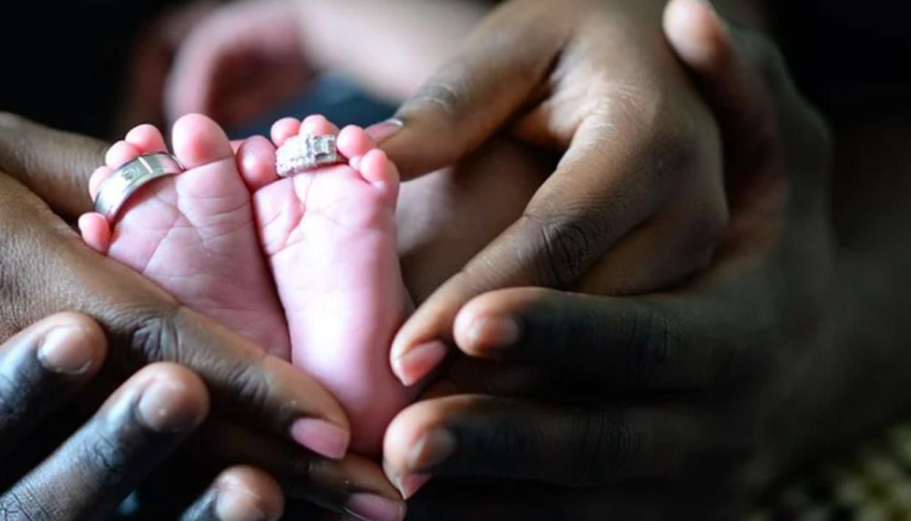 枪击事件|美国孕妇突遭枪击身亡，腹中仅28周大胎儿被紧急取出，情况危急