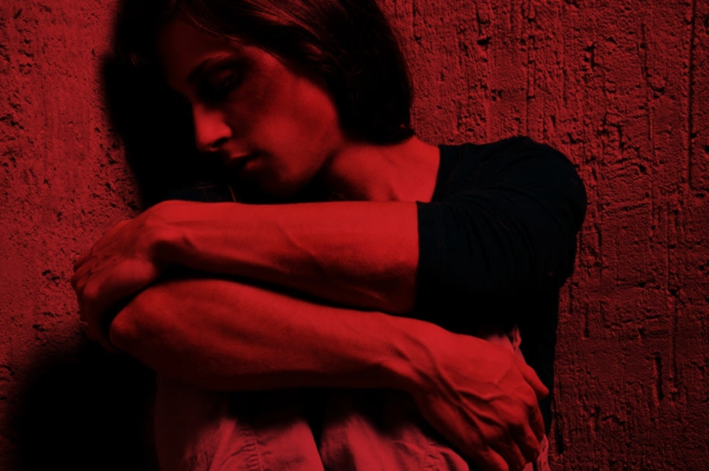 妇女|约旦一父亲当街杀死女儿后，拉来一把椅子，坐在女儿尸体旁喝茶