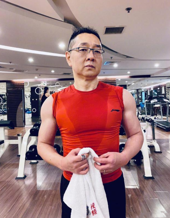 48岁张绍刚大变样!沉迷健身晒肌肉照却被疑p图,脸颊瘦到脱相