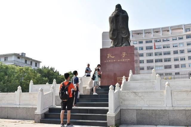 学校内部设有孔子文化研究院,专门研究儒家文化思想,传播儒家文化精神