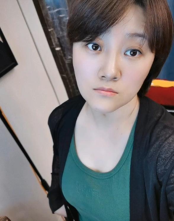 《乡爱》王云近照曝光瘦太多,大饼脸变瓜子脸,被夸