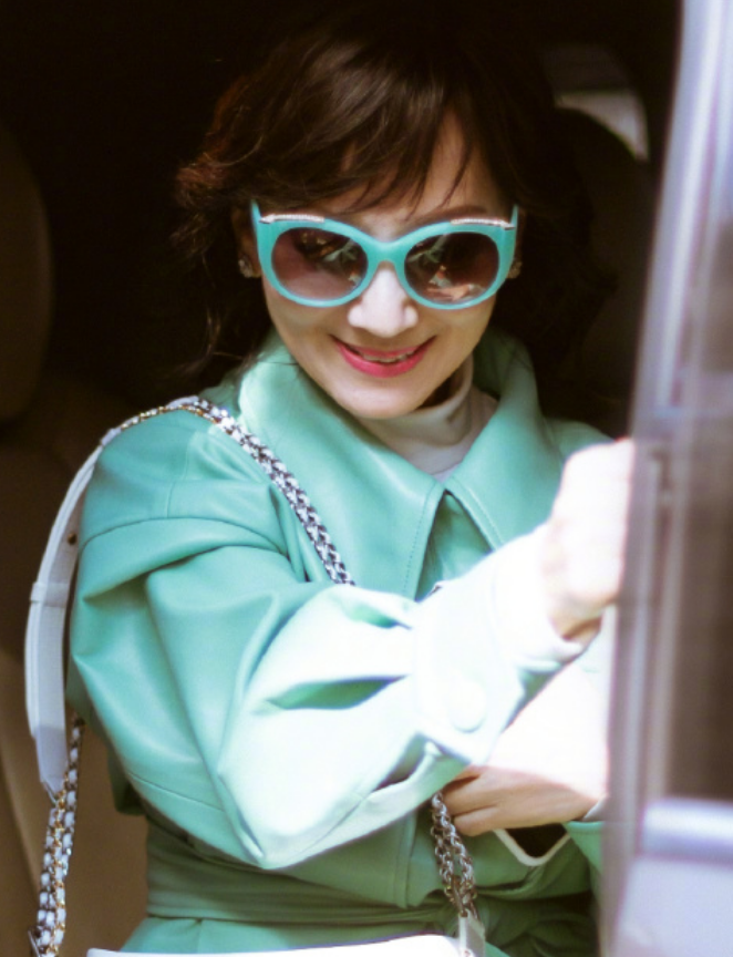 赵雅芝|赵雅芝就别“装”！生图公开不过是老奶奶，网友：也快70岁了