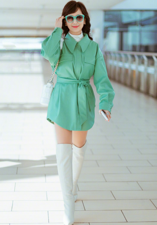 赵雅芝|赵雅芝就别“装”！生图公开不过是老奶奶，网友：也快70岁了