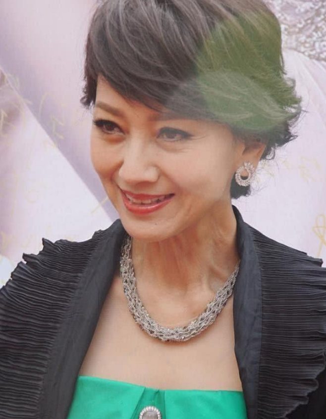 赵雅芝|赵雅芝就别“装”！生图公开不过是老奶奶，网友：也快70岁了